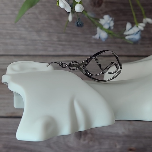 TWISTED SPIRAL PIERCED DANGLE EARRINGS - Picture 3 of 7